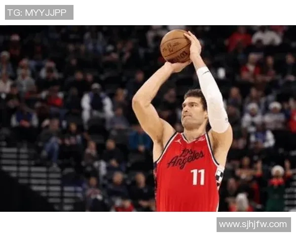 布鲁克洛佩斯：从篮下巨人到全能战士的蜕变之路